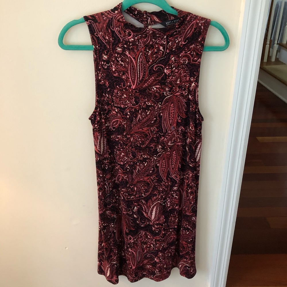 Shades of Red Paisley Patterned American Eagle Sleeveless Soft & Sexy Dress